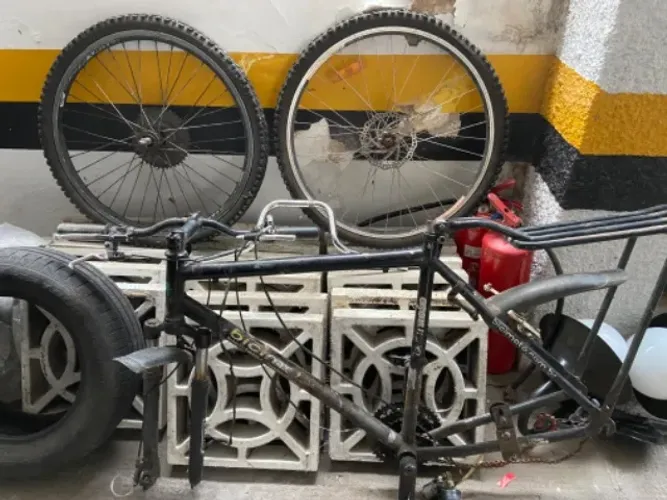Bicicleta motorizada desmontada (sem motor)