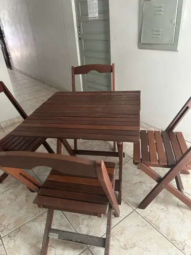 Mesa com 4 cadeiras tipo exportação