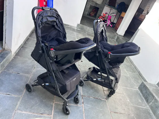 Carrinho de Bebê Yupi Passeio - fechamento compacto