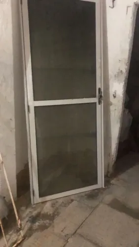 Porta de aluminio com grade e janela