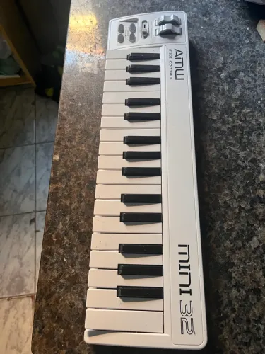 2  teclados controladores 