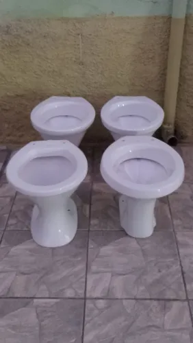 Vaso sanitário Branco,,70,00 cada um,,se levar mais de 1 faço 50,00 cada um.