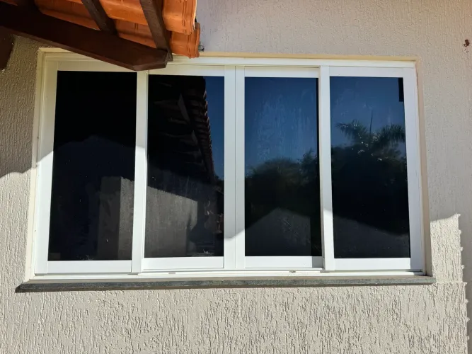 Janela esquadria e janelas venezianas 