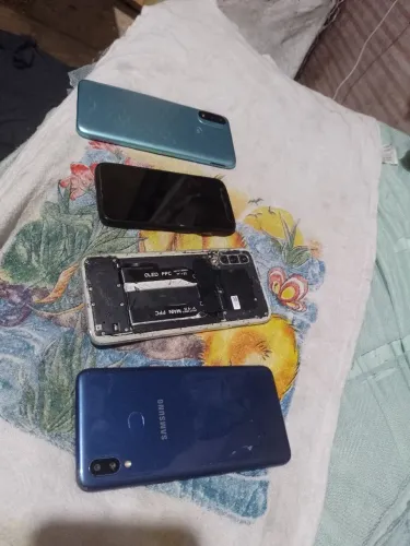 Celular pra tirar peças tem 1 q tá ok