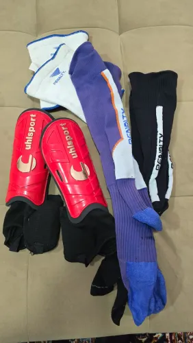 Futebol kit caneleira joelheira e meias no precinho