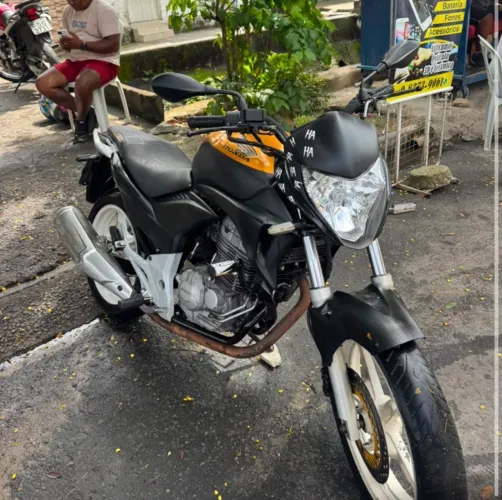 Cb 300 toda boa disponível