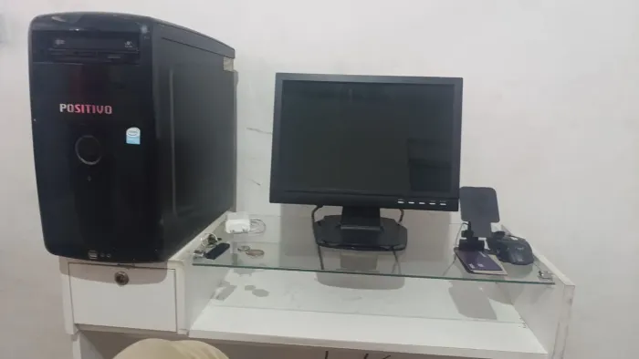 computador acompanha o mouse e monitor e cpu funciona perfeitamente