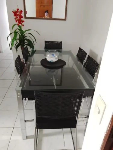 Mesa de jantar com 6 cadeiras.