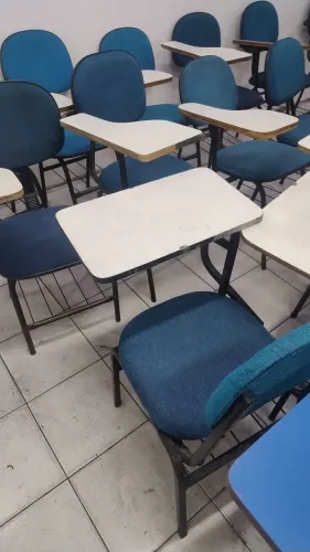 Cadeiras escolares usadas