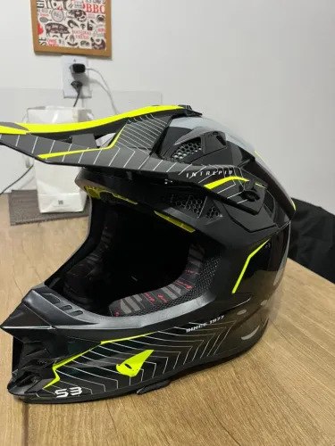 Capacete Motoscross Intrepid preto e amarelo flúor XS