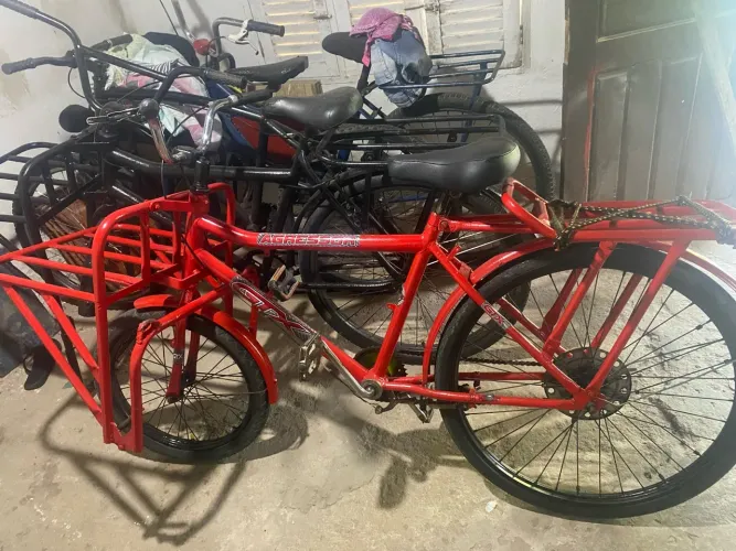 Bicicleta cargueira vermelha 