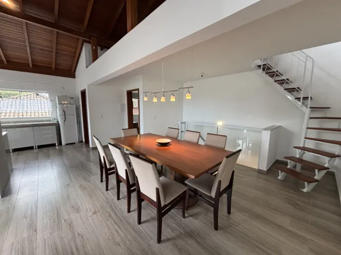 Casa para venda em Sambaqui com 4 quartos, sendo 3 suítes, 227m²