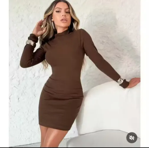 Vestido marrom manga longa e gola alta 