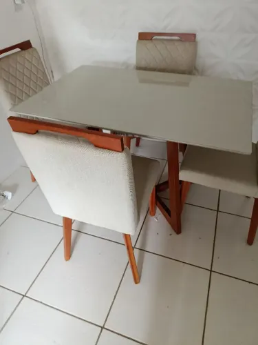 Vendo uma mesa com 4 cadeiras tecido linho nas cadeiras tampo de madeira e vidro