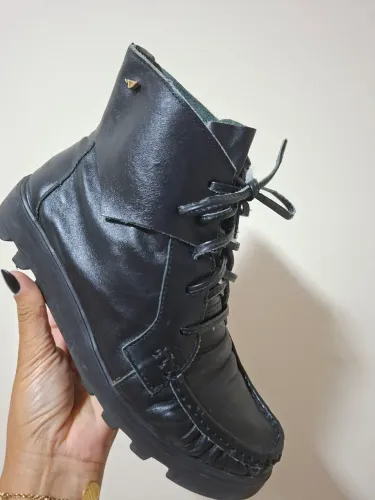 Botinha em couro de cabra