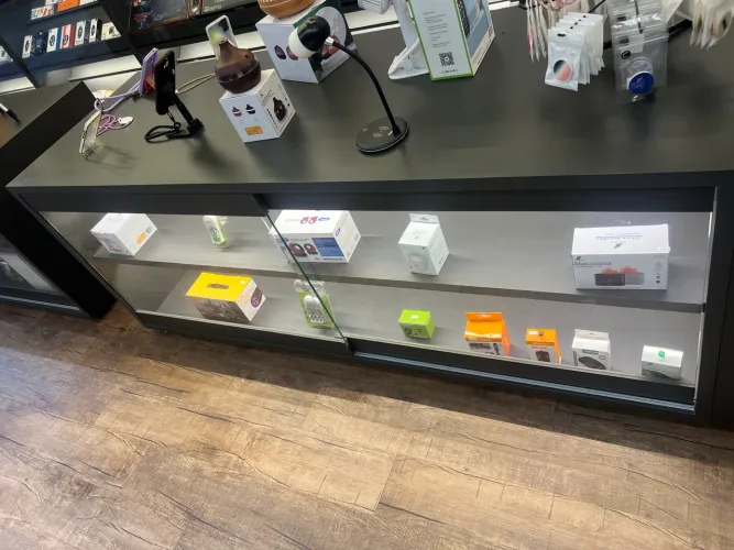Balcão Expositor com LED e rodinhas novíssimo ideal para lojas de celular, eletrônicos