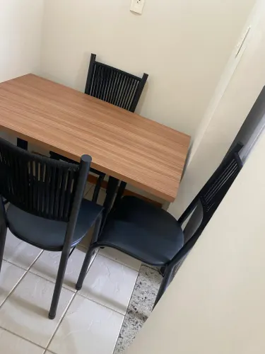 Mesa com 4 cadeiras, sem uso