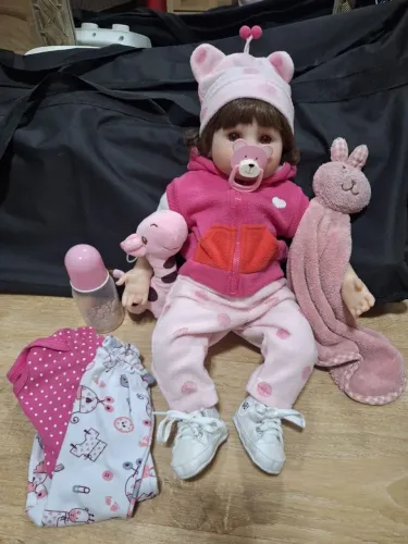 Bebê reborn girafinha menina em perfeito estado COM CONJUNTO