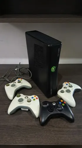 XBOX 360 DESTRAVADO + 4 CONTROLES + HD COM MAS DE 40 JOGOS+ 30 JOGOS EM DVD CÓPIAS + KINE