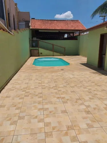 Salão de festas com piscina e churrasqueira