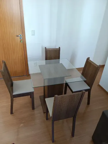 Mesa de Jantar Madeirado,Tampo de Vidro + Cadeiras