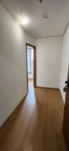 Sala comercial com banheiro social no bairro Teresópolis, ideal para pequenos escritórios.
