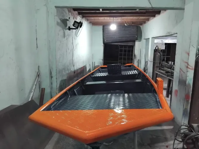 Barco tipo semi-chata para pesca esportiva