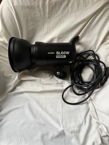Iluminador LED Godox SL60W 60W - Luz Contínua Profissional - R$ 790