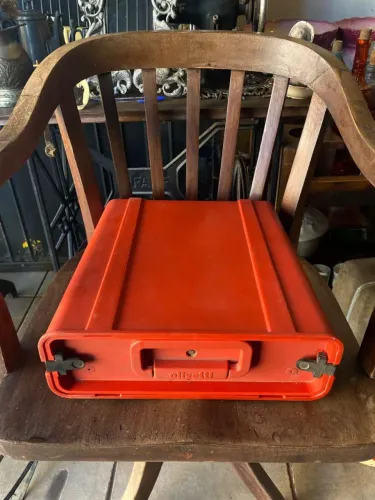 Antiga rara máquina de escrever Olivetti Valentine (ref:262)