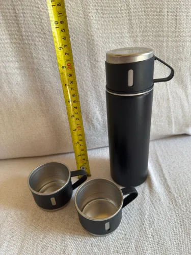 Garrafa térmica com xícaras
