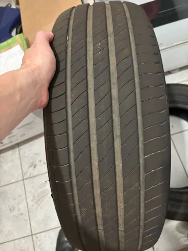 Vendo dois pneus Michelin 215/65 R 16