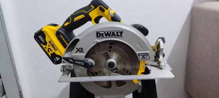 Serra circular Dewalt DCS570 + Bateria 4Ah
