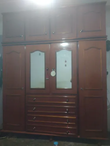Guarda-roupas de madeira em perfeito estado.