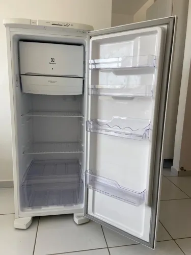 Geladeira novíssima sem arranhões.