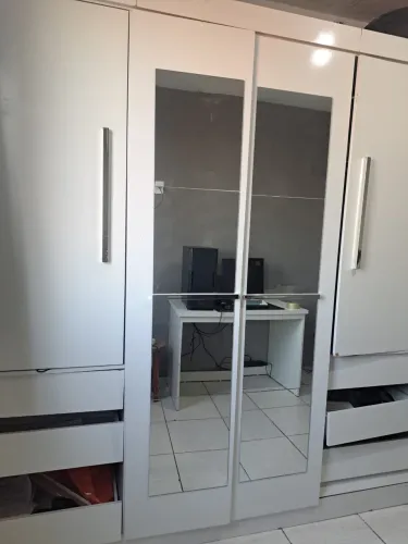 Guarda roupas 300,00 desmontar e levar não entrego
