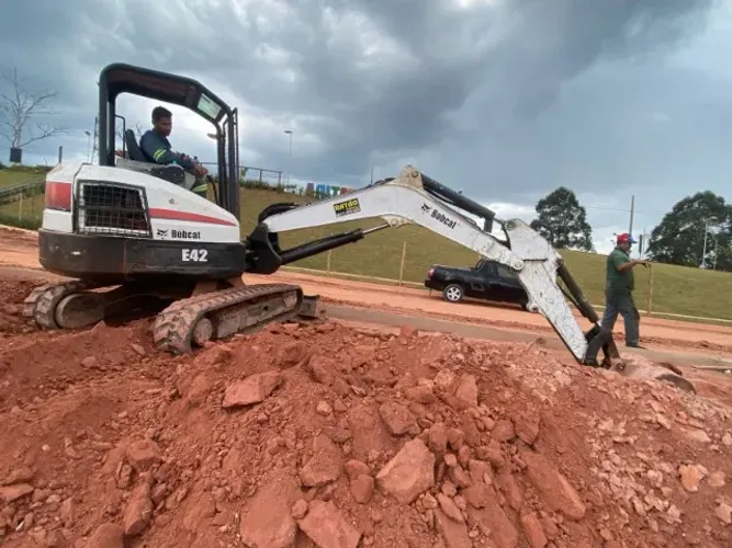 Mini Carregadeira Bobcat E42