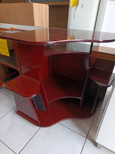 Rack de canto em mogno seminovo conservado 