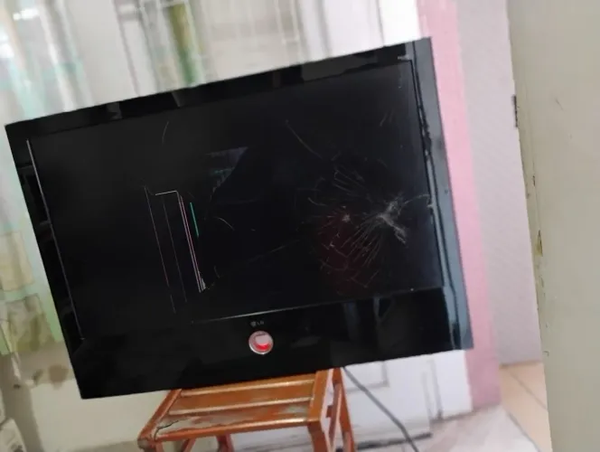 TV LG 42 Polegadas Modelo 42LG60FR Tela trincada ligando 