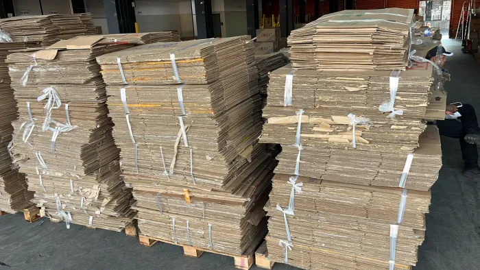 Vendo lote com 2.000 caixas de papelão modelo ovo.