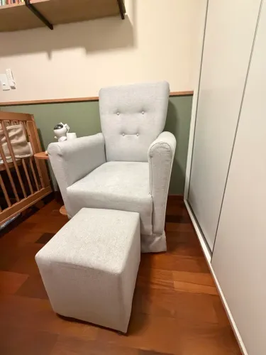 Poltrona Amamentação com puff