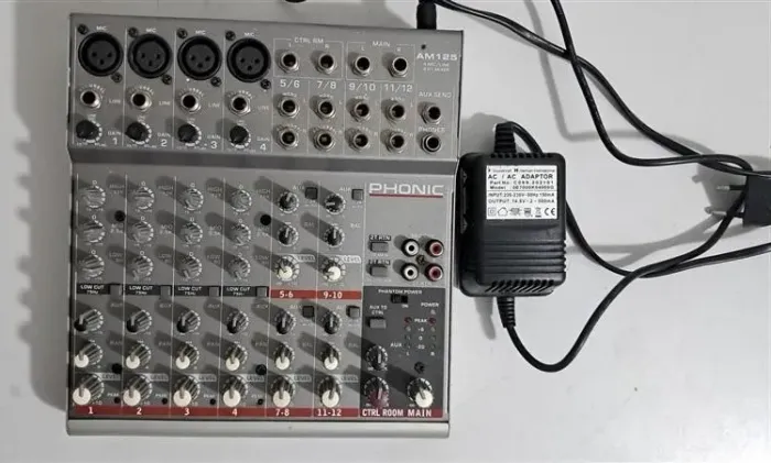 Mesa de Som Phonic/Behringer AM 125 12 canais