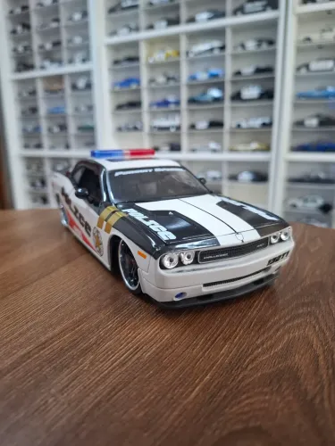 Miniatura Police Maisto 1/24 Dodge Challenger AllStars