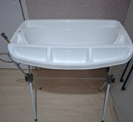 Banheira de Bebê Kiddo Chuá com Suporte e Mangueira - Branca (Excelente Estado)
