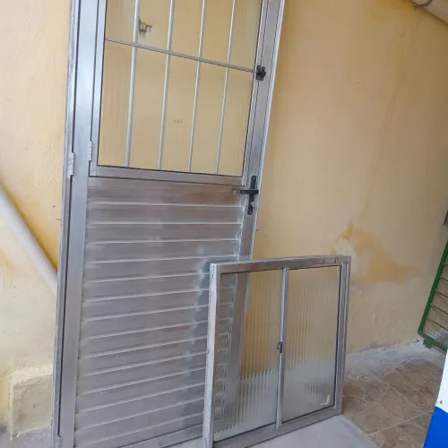 1 janela de alumínio tamanho 2,10 por 80 janela 80 por 80 1 vaso sanitário com.tampa pia