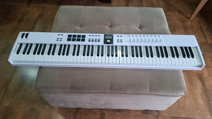 Controlador MIDI Arturia keylab essential 88 teclas | seminovo