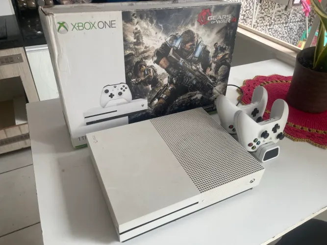 XBOX ONE 1TB /To - 2 controles + Base carregador