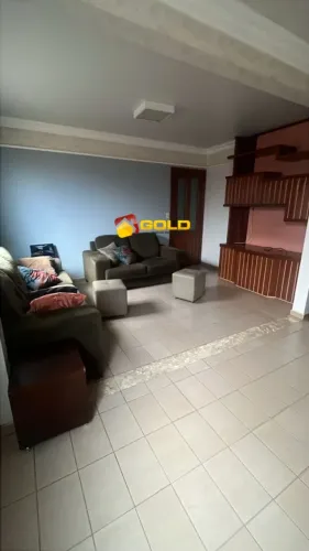 Casa para Venda em Uberlândia, Saraiva, 3 dormitórios, 1 suíte, 3 banheiros, 5 vagas
