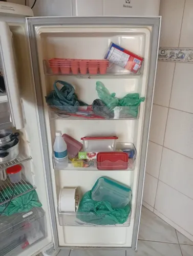 Vendo linda geladeira Eletrolux pouco usada em excelente estado.