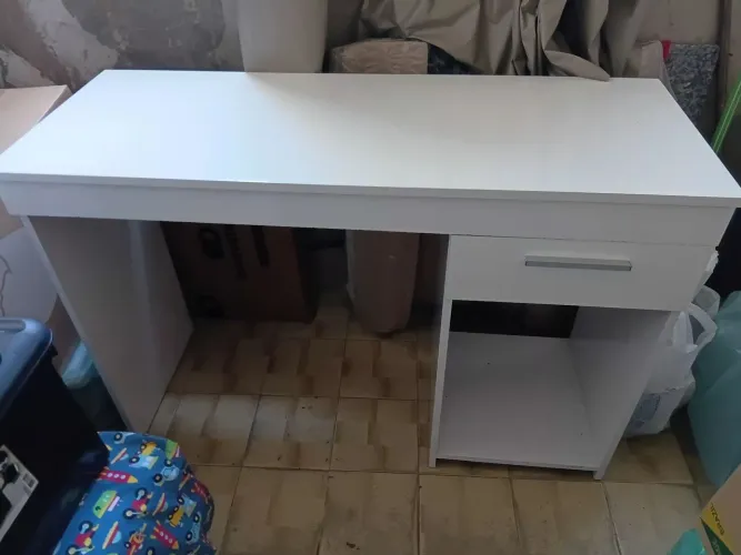 Escrivaninha pra estudo nova,com pouco tempo de uso,na cor branca,tem uma gaveta.