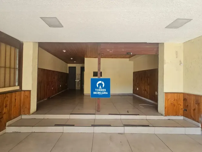 Loja com cozinha e banheiros no bairro Camarão.